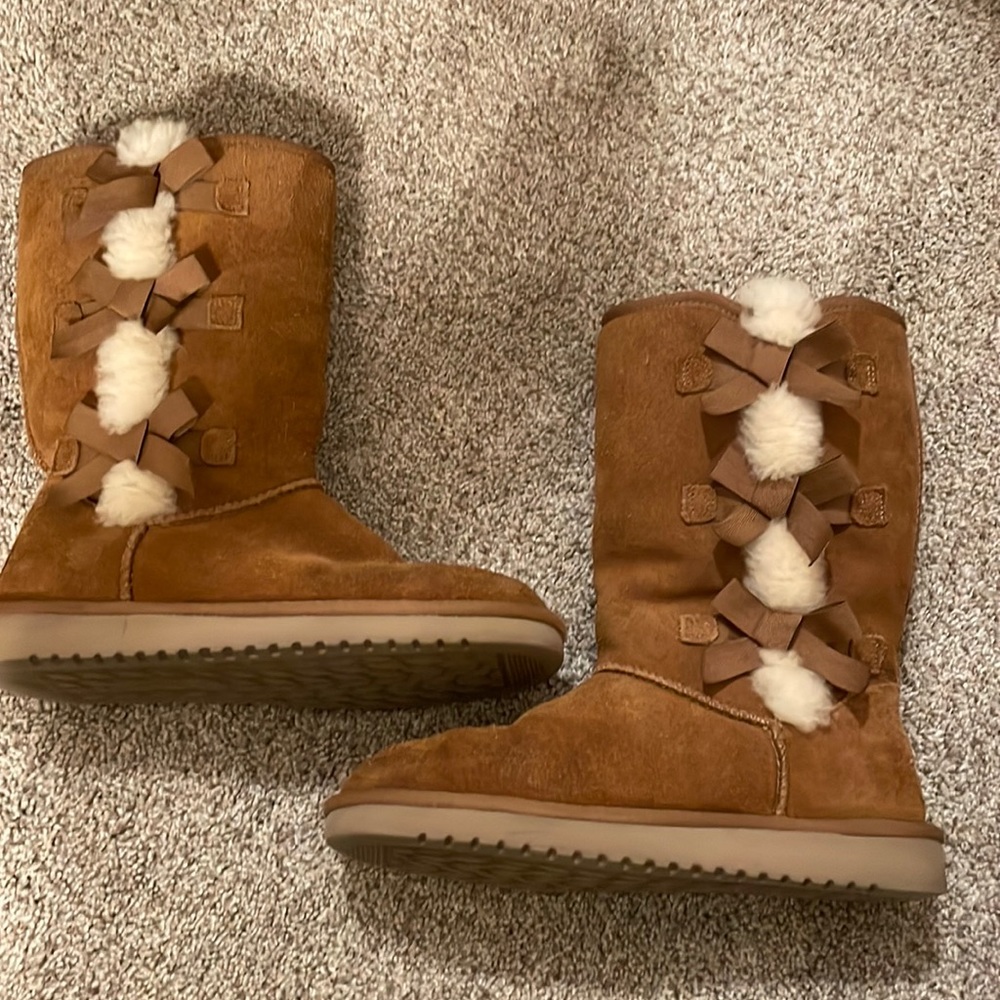 Size 6 Women’s Uggs with Bows